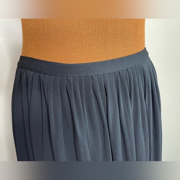 GAP Pleated Elegant Black Mini Skirt Size Medium - Picture 2 of 7